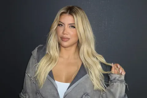 Canchero y fácil de copiar: el look total denim de Wanda Nara perfecto para el fin de semana Wanda Nara con look total denim en color gris