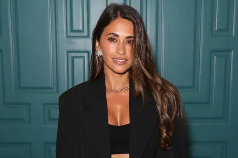 Cómo llevar el total black, según Anto Roccuzzo Antonela Roccuzzo con un look total black de crop top y blazer