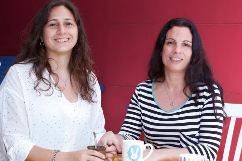 "Nuestros hijos tienen dos mamás": cómo es la maternidad en una pareja de mujeres Natalia Zelechowski y Cristina Fernández se casaron en 2010.