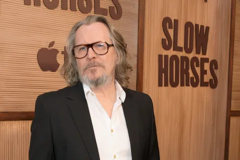 Del padrino de Harry Potter a un espía que se tira pedos: ¿por qué Gary Oldman decidió hacer televisión? Gary Oldman durante la premiere de Slow Horses en Inglaterra. Foto: David M. Benett/Dave Benett/Getty Images for Apple