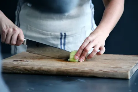4 cursos que podrían salvarte la vida a vos o a un ser querido No se puede usar la misma tabla para cortar la carne que para cortar las verduras, ¿sabías?