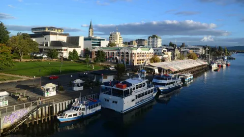 Donde rugen los volcanes en Chile El Mercado Fluvial es el corazón de Valdivia, sobre el río homónimo