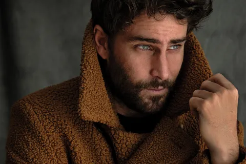 Fernando Guallar. El actor de la serie de Luis Miguel: “Quiero salir del rol de galán y hacer un cambio físico para mostrar otra faceta” Fernando Guallar es el galán español del momento, conocido por su personaje en la serie de Luis Miguel.