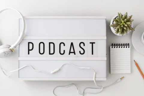 6 podcast ideales para empezar a escuchar si querés conocer más sobre este nuevo formato 6 podcast en español que vas a querer escuchar. Foto: Canva
