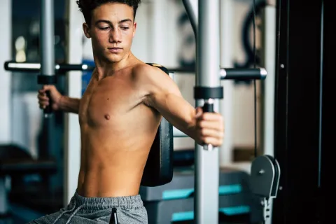 ¿Cómo reconocer la vigorexia, el trastorno alimenticio que se caracteriza por la práctica exagerada de actividad física? Qué es la vigorexia y por qué afecta más a los hombres jóvenes. Foto: Canva