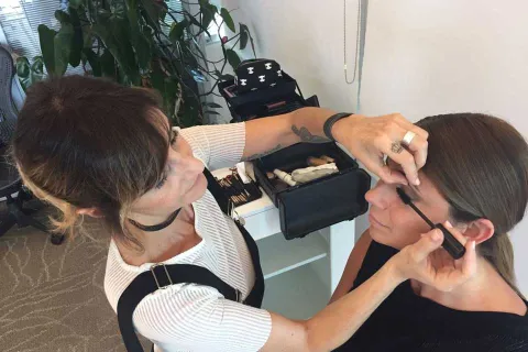 Cómo maquillarte con la piel bronceada Vero Mendoza aplicando la máscara de pestañas para un maquillaje nocturno