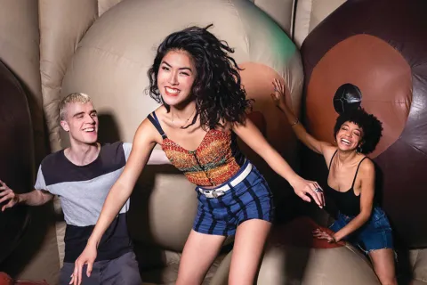 Viaje erótico: todo lo que Nueva York me enseñó sobre sexo ¿Saltar en unas camas inflables con forma de teta? Sí, es posible en “Funland”, una muestra del Museo del Sexo que se caracteriza por estas instalaciones interactivas.
