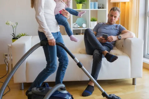 Tareas domésticas ¿Sigue existiendo una desigualdad en cómo se divide la responsabilidad entre hombres y mujeres? Foto: Getty