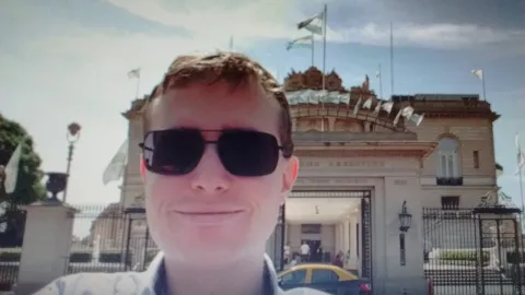 Cómo fue el paso por Argentina del hombre que lleva 9 años viajando por el mundo Henrik Jeppsen con el Hipódromo de Palermo a sus espaldas