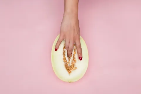 Placer sexual femenino: 5 posiciones que ponen el foco en el orgasmo La importancia de cambiar de posición a la hora de masturbarse. Foto: Canva
