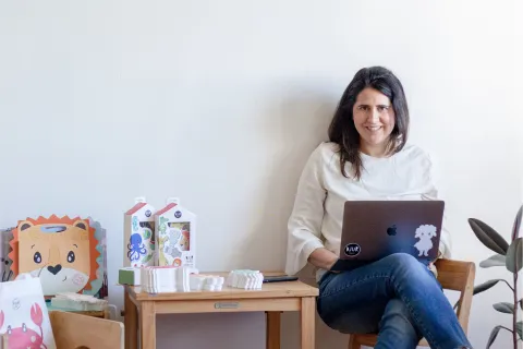 La empresa donde trabajaba se fue del país; ella creó su propia marca de juegos para chicos Florencia Gorosito (38) trabajó once años en Grimoldi. Cuando la empresa se fue del país tuvo que reinventarse y así le dio forma a Djur Kids, su marca de juegos y deco para chicos.
