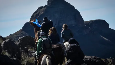 Curioso recorrido por la Talampaya cordobesa A pie o a caballo, formación para ver con imaginación