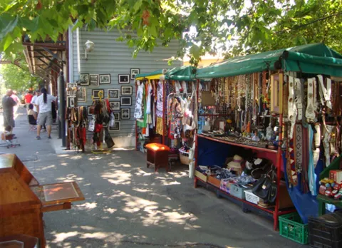 Recorrido: qué comprar en la Feria de Antigüedades del Tren de La Costa 4XD34BAILFHI3BMBUJ7P5ESJJI.jpg