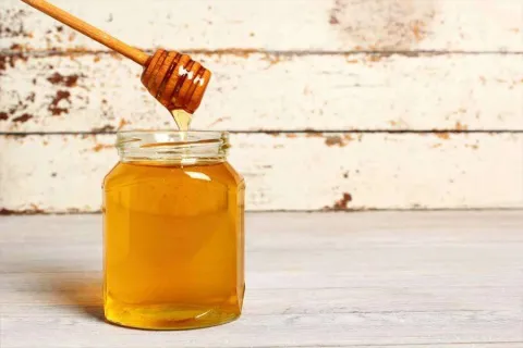 Cómo aliviar las molestias de garganta, según la medicina ayurveda Si sentís la garganta rasposa, la medicina ayurveda recomienda que puede aliviarte consumir una cucharada de aceite de sésamo o bien una cucharada de miel (cruda, sin calentar)