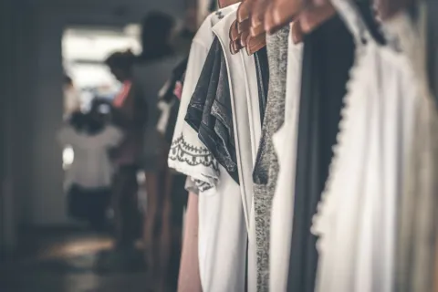 Ropa usada: cómo venderla y hacerte unos pesos extra Existen cada vez más opciones a la hora de poner a la venta prendas en buen estado