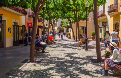 El outlet premium a 40 minutos de Barcelona que todos deberían conocer Los colores de los edificios de La Roca Village mantienen la escala mediterránea