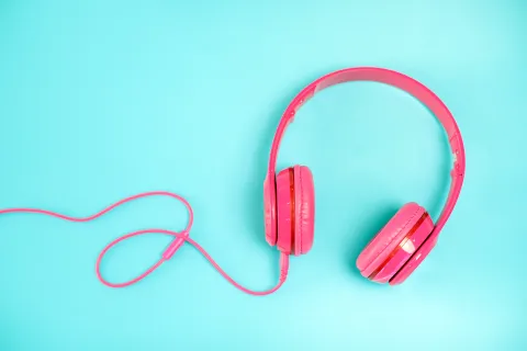 5 podcasts para recobrar tu impulso maker Aprendé escuchando los mejores podcasts para emprendedores.