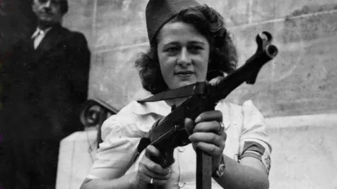 El rol histórico de las mujeres en las guerras Durante la Segunda Guerra Mundial, la rusa Nina Yákovlevna Vishnévskaia se alistó junto a cientos de mujeres en el Ejército Rojo.