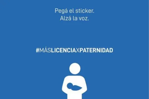 Más licencias por paternidad: el reclamo que se hizo viral En las redes usá el hashtag #MasLicenciaXPaternidad, mientras que en colectivos, trenes y subtes podes reemplazar la imagen de la mujer embarazada por la del hombre con un bebé , en el lugar del icono habitual del asiento reservado.