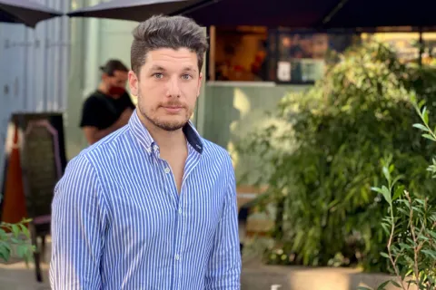 Marketing millenial: montaron un restó plant based que sus clientes viralizan Darío Leibovich, creador de Let it V.