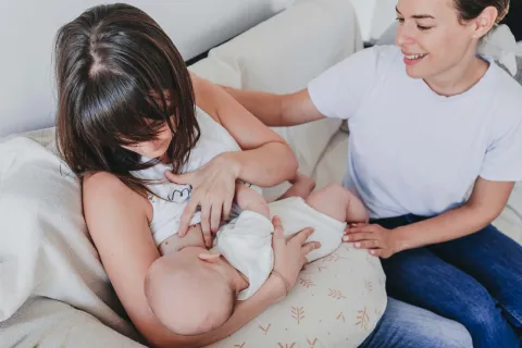 Qué hace una puericultora y por qué es una ventaja contar con ella La puericultora Daniela Cimma acompaña a una mamá en la lactancia de su bebé.