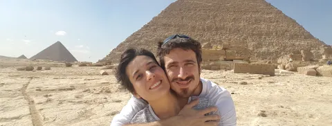Los argentinos que viven viajando y fueron considerados los mejores mochileros del mundo El comienzo del viaje por África, en Egipto. Gentileza Juan Villarino y Laura Lazzarino