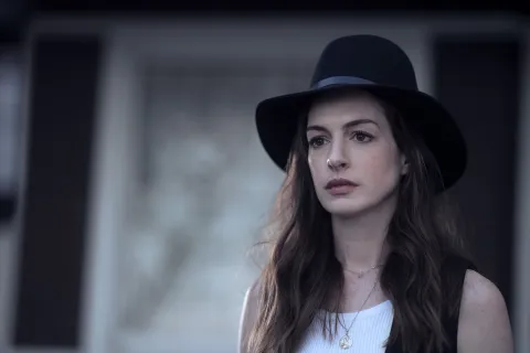 Anne Hathaway habla sobre cómo fue filmar con Jared Leto y dar vida a los creadores de WeWork Anne Hathaway en WeCrashed. Foto gentileza de AppleTv+