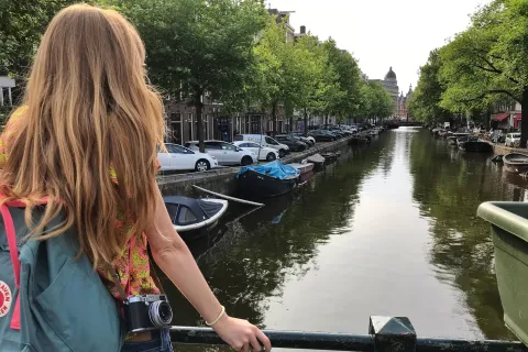 Aniko Villalba, a los 32 años, después de recorrer el mundo a bajo costo, decidió asentarse en Amsterdam