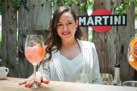 Para ser la anfitriona perfecta Para sorprender amigos con una propuesta diferente, y a tono con las tendencias, Martini presento sus cócteles con Martini Asti, su exclusivo espumante italiano dulce