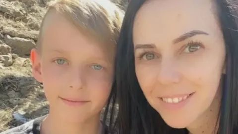 Bullying: ¿Cómo detectar de forma temprana el acoso escolar? .Drayke Hardman, junto a su madre
