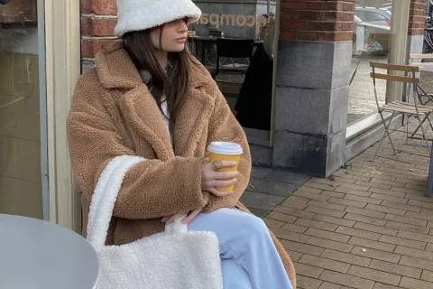 Peluche style: 10 formas diferentes de combinar abrigos, zapatos y carteras hechas de peluche Se vino el frío y las prendas y los accesorios teddy style son lo último.
