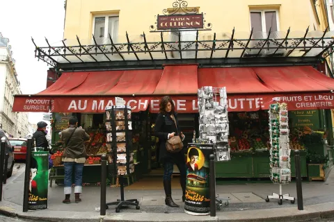 Los imperdibles de 4 capitales europeas Sentite en una escena de Amélie eb Montmartre