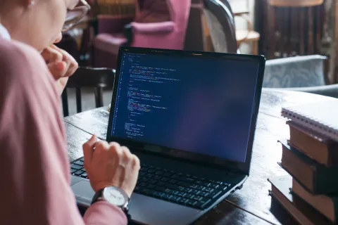 Día Internacional de la Mujer: la desigualdad de género en el empleo Las mujeres tienen menor presencia en las carreras tecnológicas, que son de las más demandadas y mejores pagas.