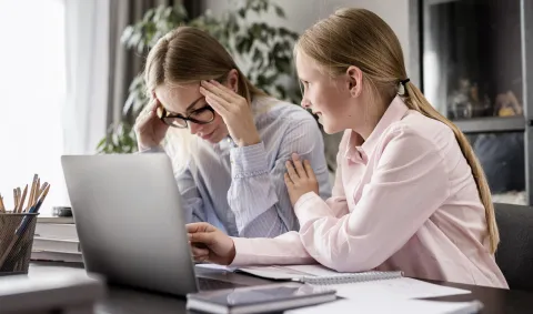 Home office + clases virtuales. Cómo organizarnos para no enloquecer Con la pandemia, el trabajo no remunerado de la crianza y las tareas domésticas están más exigentes que nunca.