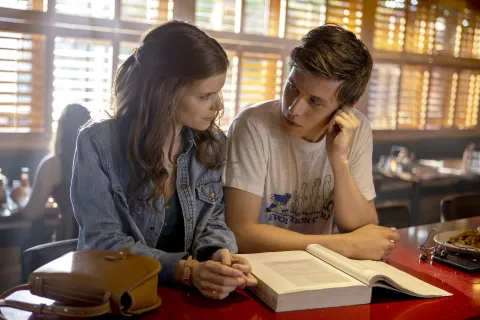 A Teacher: la serie de Kate Mara y Nick Robinson que expone el romance entre una maestra y su alumno Foto: Chris Large/FX - Gentileza Star+