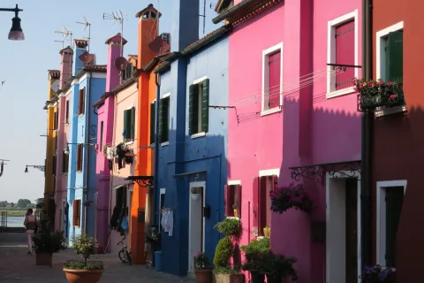 7 lugares imperdibles de Italia que todavía no están repletos de turistas La Isla de Burano es uno de los spots turísticos imperdibles que todavía no están llenos de gente.