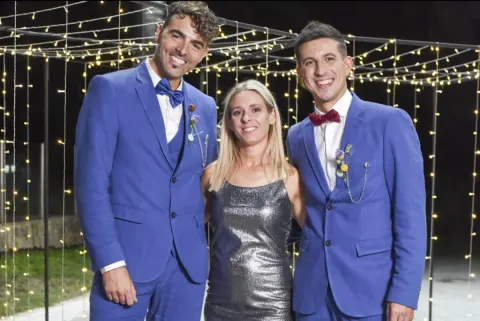 Matrimonio igualitario: dos varones eligieron formar una familia y la hermana de una de ellos se ofreció como gestante Leo y Mati se casaron; están junto a Bárbara, gestante de Bastian.