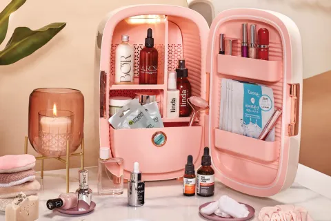 Tendencia beauty. Las heladeritas para guardar cosméticos son el nuevo fetiche. ¿Sirven? Beauty fridge. Producción de Pepita.