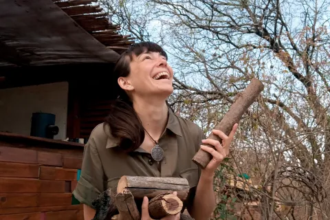 "Me fui a vivir al monte": dejó la ciudad para instalarse en las sierras cordobesas Natalia Amengual, creadora del programa Detox 21, dejó la ciudad para instalarse en las sierras cordobesas. Allí transita su conexión con la naturaleza y da batalla frente a los incendios forestales.