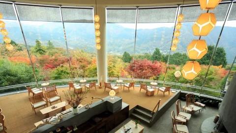 Cómo es dormir en un ryokan, hotel japonés de lujo austero y ancestral La vista de la copa de los árboles en otoño