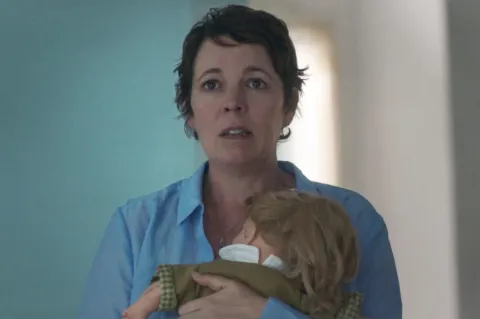 ¿Mala madre o el lado B de la maternidad que nadie te cuenta? Una escena de The Lost Daugther (Netflix), protagonizada por Olivia Colman