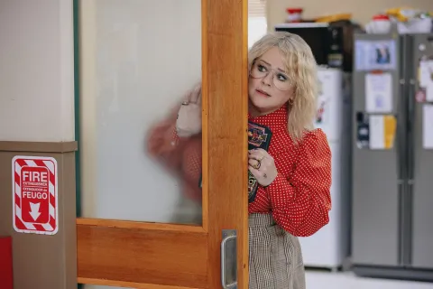 Todo lo que tenés que saber sobre God’s Favorite Idiot, la serie de Netflix protagonizada por Melissa McCarthy Melissa McCarthy es una de las protagonistas de God’s Favorite Idiot. Foto: Cr. Vince Valitutti/Netflix © 2022