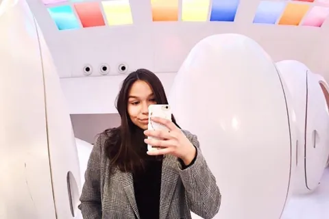 La selfie en el baño: el nuevo trofeo de Instagram Bares, cafés y restaurantes reinventan sus toilettes para ofrecer photo opportunities y conseguir publicidad gratuita a través de las selfies de sus clientes.