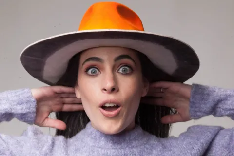 14 sombreros para usar este invierno que están súper de moda Sombrero con cordón (Made in Chola, $16.000). Foto: Caro Franko