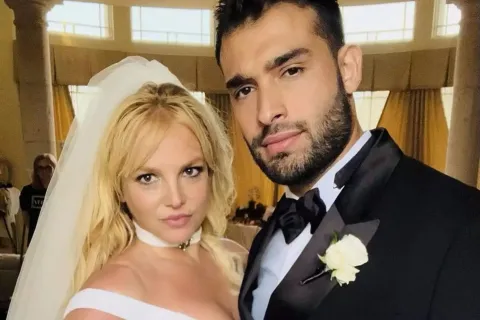 Britney Spears se casó y compartió fotos de la ceremonia en sus redes Britney Spears y Sam Asghari se casaron en secreto luego de seis años de relación. Foto: Twitter