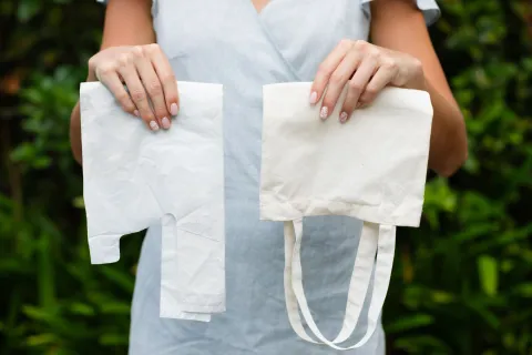 Día Internacional Libre de Bolsas de Plástico: ¿por qué se celebra el 3 de julio? Durante julio podés sumarte al desafío de un mes sin plástico. Foto: Canva