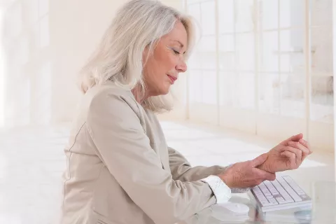 Osteoporosis. Todo sobre la enfermedad "silenciosa" que afecta al 30% de las mujeres CCUNCF54PVHZ7HASFHIV6V5GPQ.jpg