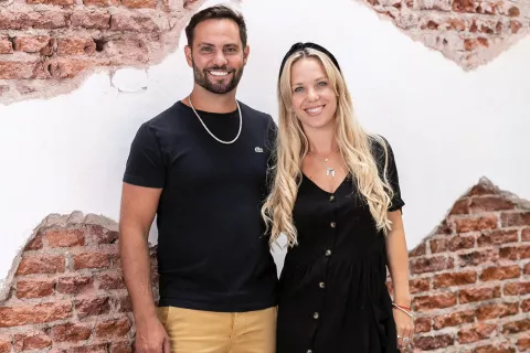 Con una remera fucsia lanzaron un negocio infantil que es un éxito en TiendaNube Paula Mastaglio y Leandro Martinez Corsaro, creadores de Mini Ánima.
