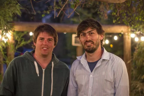 Crearon un producto novedoso para descansar y proyectan ganar 5 millones este año Nicolás Donnelly y Tomás Taussig, creadores de Pole Pole.