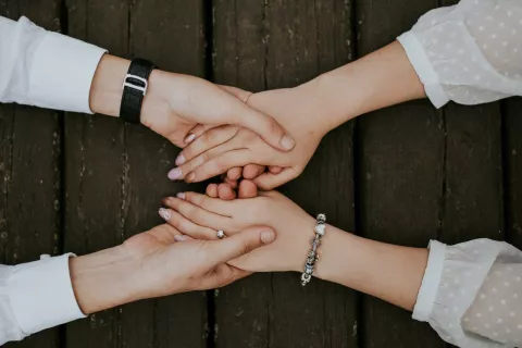 ¿Por qué es clave renovar los contratos con nuestra pareja para mantener una relación saludable? Foto: Alvin Mahmudov/Unsplash